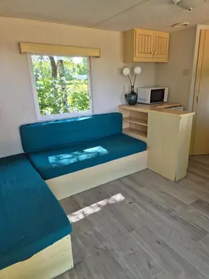 Cuisine ou kitchenette dans l'établissement Le mobile home est dans le pré