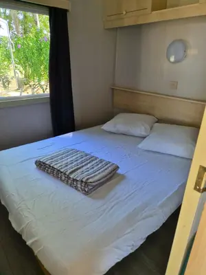 Un ou plusieurs lits dans un hébergement de l'établissement Le mobile home est dans le pré