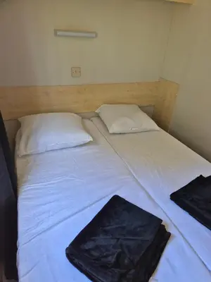 Un ou plusieurs lits dans un hébergement de l'établissement Le mobile home est dans le pré