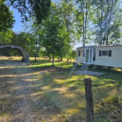 Le mobile home est dans le pré
