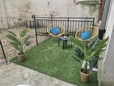 Balcon ou terrasse dans l'établissement Maison de ville, local à vélo, cour, bord de Saône