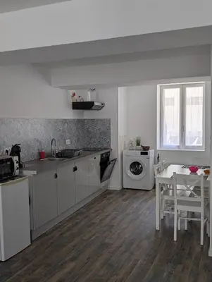 Cuisine ou kitchenette dans l'établissement Maison de ville, local à vélo, cour, bord de Saône