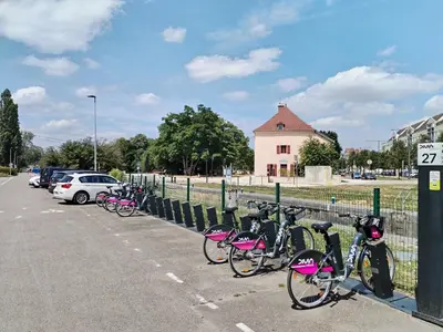 Vélo sur le terrain de l'établissement Etoile 21 - Dazzling view of Dijon canal ou dans les environs
