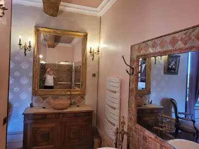 Salle de bains dans l'établissement Château St Sulpice Chambre RUBIS