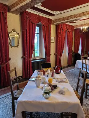 Coin salon dans l'établissement Château St Sulpice Chambre RUBIS