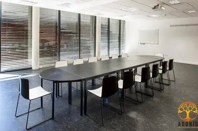 Espace de conférence ou salle de réunion dans l'établissement Adonis Dijon Maison Internationale