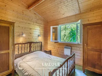 Un ou plusieurs lits dans un hébergement de l'établissement Gîte des fleurs - 5 Chalets