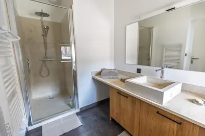 Salle de bains dans l'établissement L'annexe du Monestier