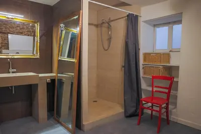 Salle de bains dans l'établissement Galerie Nakai Art B&B