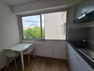 Cuisine ou kitchenette dans l'établissement Quiet