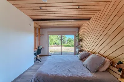 Un ou plusieurs lits dans un hébergement de l'établissement Secret Chalet - Climatisé avec 2200 m² de terrain