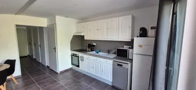 Cuisine ou kitchenette dans l'établissement Maison plein coeur de village