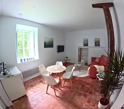 Télévision ou salle de divertissement dans l'établissement Gîte Eugène Süe - cuisine fermée