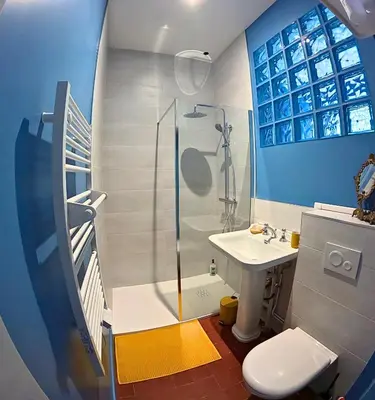 Salle de bains dans l'établissement Gîte Eugène Süe - cuisine fermée