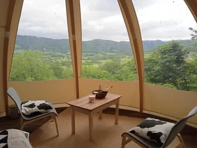 Vue générale sur la montagne ou vue sur la montagne depuis la tente de luxe