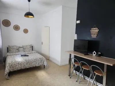 Un ou plusieurs lits dans un hébergement de l'établissement Charmant studio proche de la place Wilson