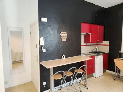 Cuisine ou kitchenette dans l'établissement Charmant studio proche de la place Wilson