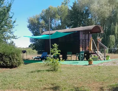 Aire de jeux pour enfants de l'établissement La roulotte au bord de l'étang