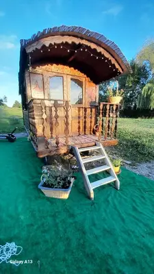 Jardin de l'établissement La roulotte au bord de l'étang