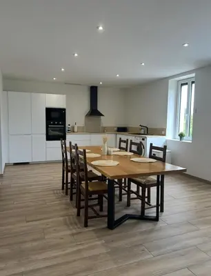 Cuisine ou kitchenette dans l'établissement Maison rénovée - Climatisée - Paray-le-Monial - Au bois clair
