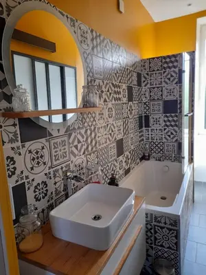 Salle de bains dans l'établissement Au Jardin de Curé