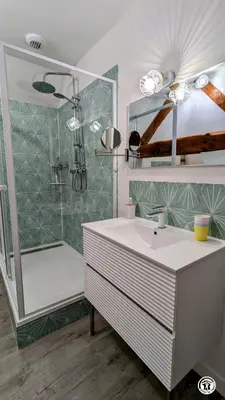 Salle de bains dans l'établissement Aux Roses Rouges