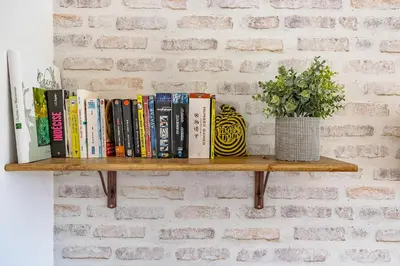 Bibliothèque dans l'appartement