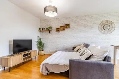 Télévision ou salle de divertissement dans l'établissement Jardin suspendu - 3 chambres - 2 salles de bain - Parking dans résidence privée