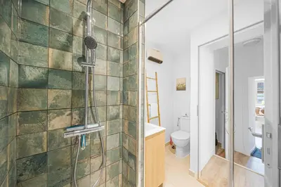 Salle de bains dans l'établissement La Canopée NATURE & ESPRIT CHIC Neuf et Parking facile