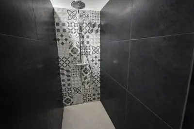Salle de bains dans l'établissement Les Fresques Mâconnaises Central - Luxe - 7pers