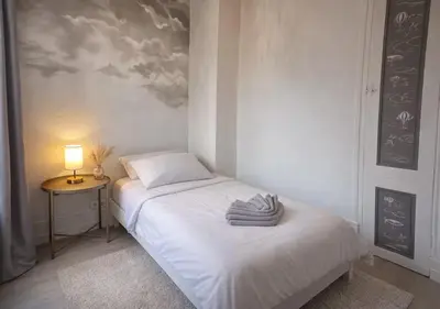 Un ou plusieurs lits dans un hébergement de l'établissement Les Fresques Mâconnaises Central - Luxe - 7pers