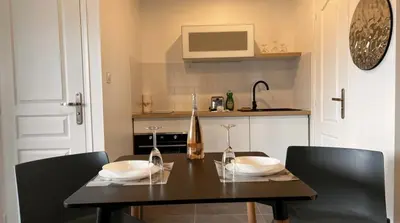 Cuisine ou kitchenette dans l'établissement L Horizon Calme Central Chic