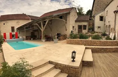 Piscine de l'établissement Gite de Bourgogne ou située à proximité