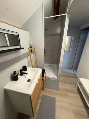 Salle de bains dans l'établissement La Maison du bonheur - Gîte PIPA - Corancy