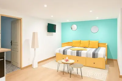 Télévision ou salle de divertissement dans l'établissement Une étape à Norges-la-Ville !