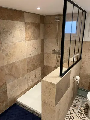 Salle de bains dans l'établissement Une étape à Norges-la-Ville !