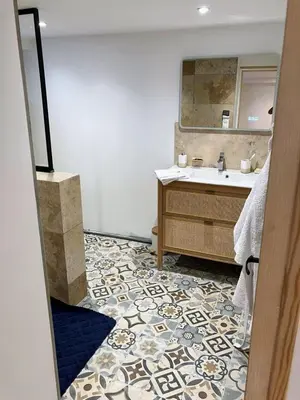Salle de bains dans l'établissement Une étape à Norges-la-Ville !