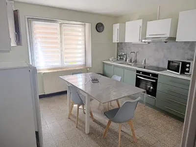 Cuisine ou kitchenette dans l'établissement Maison rénovée