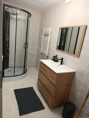 Salle de bains dans l'établissement Maison rénovée
