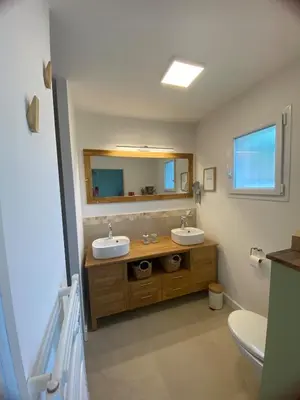 Salle de bains dans l'établissement Maison Theraholis