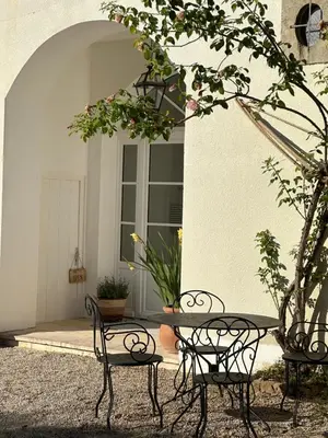 Jardin de l'établissement Les Chambres du 11 - Chambres et Table d'hôtes