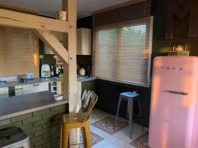 Cuisine ou kitchenette dans l'établissement Maison verdoyante et piscine