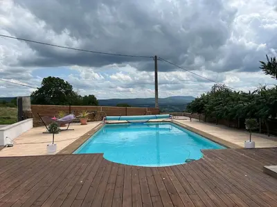 Piscine de l'établissement Maison verdoyante et piscine ou située à proximité