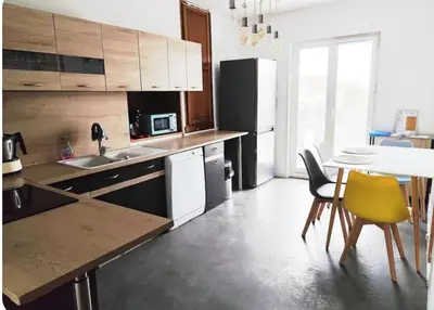 Cuisine ou kitchenette dans l'établissement Appartement tout confort au calme