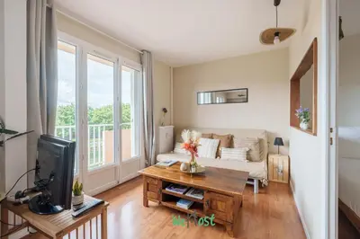 Télévision ou salle de divertissement dans l'établissement Charming quiet accommodation with balcony and parking