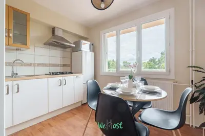 Cuisine ou kitchenette dans l'établissement Charming quiet accommodation with balcony and parking