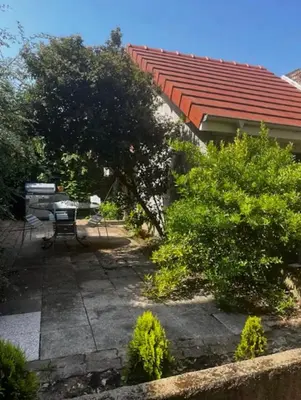 Jardin de l'établissement Maisonnette centre ville avec patio