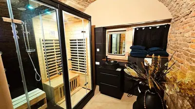 Télévision ou salle de divertissement dans l'établissement charme ancien et évasion bien-etre avec sauna hammam