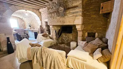 Coin salon dans l'établissement charme ancien et évasion bien-etre avec sauna hammam