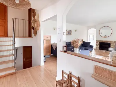 Coin salon dans l'établissement Cozy house with pool